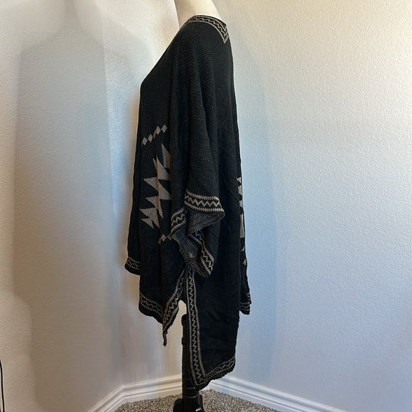 Jennyfer J Native Pattern Poncho Black and Tan Size One Size
NWOT - Picture 4 of 8